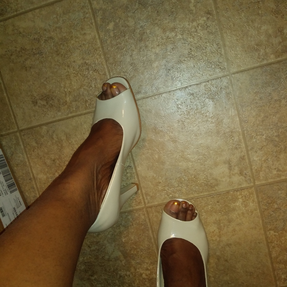 Peep toe pumps